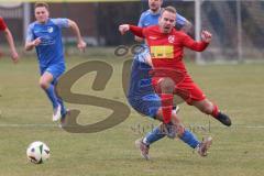 Kreisliga - Saison 2024/25- SV Hundszell - TSV Kösching-  - Jonas Betz rot Kösching - Saber Novroze  blau Hundszell - Foto: Meyer Jürgen