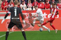 3. Liga - Saison 2023/24 - Rot-Weiss Essen - FC Ingolstadt 04 -  - Jannik Mause (Nr.7 - FCI) - Sascha Voelcke (#2 Essen) - Foto: Meyer Jürgen