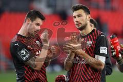 3. Liga; FC Ingolstadt 04 - Erzgebirge Aue; Spieler bedanken sich bei den Fans Jannik Mause (7, FCI) Lukas Fröde (34, FCI)