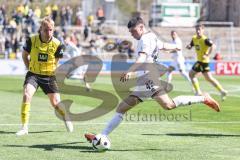 3. Liga; Borussia Dortmund II - FC Ingolstadt 04; Flanke Felix Keidel (43, FCI) Hüning Ben Vincent (15 BVB2) blockt