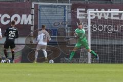 3. Liga - SV Wehen Wiesbaden - FC Ingolstadt 04 - Torwart Fabijan Buntic (24, FCI) sicher, Kempe Dennis (25 SVW) Tobias Schröck (21, FCI)