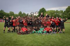 Relegation 2 - U17 - SSV Jahn Regensburg - FC Ingolstadt 04 - Spiel ist aus, 1:1 Ingolstadt steigt in die Bundesliga U17 auf, Jubel Party Feier, Team läuft aufs Spielfeld zum Gratulieren, Gruppenfoto mit Betreuer, Aufstieg