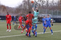 A - Junioren Bundesliga Süd/Südwest -  Saison 2021/2022 - FC Ingolstadt 04 - Heidenheim - Ehmann Kevin Torwart Heidenheim hält den Ball sicher - Udebuluzor Michael (#21 FCI) - Foto: Meyer Jürgen