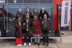 3. Liga; FC Ingolstadt 04 - FC Viktoria Köln; Aktion Schanzengeber Spieltag, hinten: Jörg Schlagbauer (Gesamtbetriebsrat Audi), Oberbürgermeister Dr. Michael Kern, Andreas Mayr Vizepräsident (FCI), Geschäftsführers Dietmar Beiersdorfer (FCI Sport Kommunik