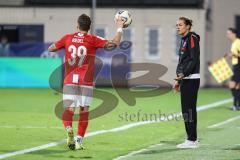 3. Liga; TSV Havelse - FC Ingolstadt 04; beschwert sich Cheftrainerin Sabrina Wittmann (FCI) Riedel Florian (39 Havelse) ignoriert