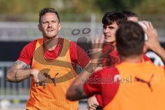 2.BL; FC Ingolstadt 04 - Neuer Cheftrainer Andre Schubert mit Co-Trainer Asif Saric im ersten Training, Spaß im Training, Marcel Gaus (19, FCI) Thomas Keller (27, FCI)