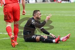 3. Liga; FSV Zwickau - FC Ingolstadt 04; bedankt sich Pascal Testroet (37, FCI) am Boden