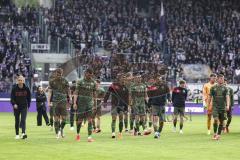 3. Liga; Erzgebirge Aue - FC Ingolstadt 04; Niederlage, 1:0 hängende Köpfe Cheftrainerin Sabrina Wittmann (FCI) geht mit der Mannschaft zu den Fans. Spieler bedanken sich bei den Fans