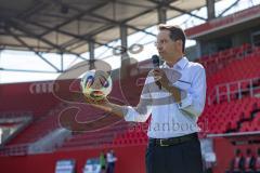 2. Frauen-Bundesliga; FC Ingolstadt 04 - SC Sand; Oberbürgermeister Dr. Michael Kern (IN) Ansprache vor dem Spiel