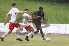 Relegation 2 - U17 - SSV Jahn Regensburg - FC Ingolstadt 04 - Michael Udebuluzor (25 FCI) rechte Angriff, Luis Baierl (2 SSV) und Niklas Heiniger (4 SSV)