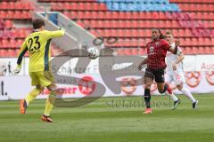 3. Liga - FC Bayern 2 - FC Ingolstadt 04 - Caniggia Ginola Elva (14, FCI) kommt zu spät, Torwart Lukas Schneller (22 FCB)
