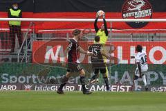 2. Fußball-Liga - Saison 2021/2022 - FC Ingolstadt 04 - Hamburger SV - Dejan Stojanovic Torwart (#39 FCI) - Nikola Stevanovic (#15 FCI) - Bakery Jatta (#18 HSV) - Foto: Meyer Jürgen