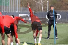 3.Liga - Saison 2022/2023 - FC Ingolstadt 04 -  - Cheftrainer Michael Köllner (FCI) beim ersten Training - Cheftrainer Michael Köllner (FCI) sieht beim aufwärmen zu - Foto: Meyer Jürgen
