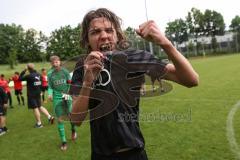 Relegation 2 - U17 - SSV Jahn Regensburg - FC Ingolstadt 04 - Spiel ist aus, 1:1 Ingolstadt steigt in die Bundesliga U17 auf, Jubel Party Feier, Team läuft aufs Spielfeld zum Gratulieren, Benjamin Causevic (10 FCI) küsst das FCI Wappen