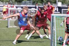 3. Liga; FC Ingolstadt 04 - Trainingsauftakt, erstes Training nach der Sommerpause; Trainingsspiel Dennis Kaygin (10, FCI) Max Plath (14 FCI)