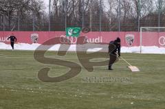 2. Fußball-Liga - Frauen - Saison 2022/2023 - FC Ingolstadt 04 - 1. FC Köln II - Platz enteisen vor dem Spiel - Foto: Meyer Jürgen