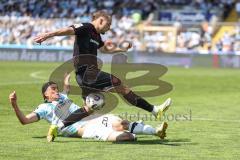 3. Liga; TSV 1860 München - FC Ingolstadt 04; Mattis Hoppe (2, FCI) Zweikampf Kampf um den Ball Althaus Samuel (20 TSV) blockt