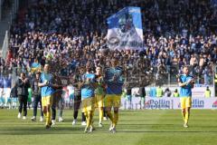 2.BL; FC Ingolstadt 04 - FC Schalke 04; Niederlage, hängende Köpfe 0:3,das Team bedankt sich bei den Fans, Stefan Kutschke (30, FCI) Rico Preißinger (6, FCI) Nico Antonitsch (5, FCI) Filip Bilbija (35, FCI)