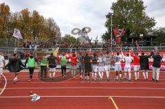 3. Liga; VfB Oldenburg - FC Ingolstadt 04; Sieg Jubel Freude, Spieler bedanken sich bei den Fans,