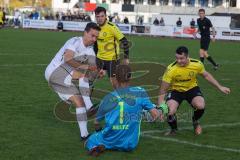 Kreisliga - Saison 2022/2023 - TSV Gaimersheim - FC Hitzhofen/Oberzell - Manuel Bittlmayer weiss Gaimersheim - Stefan Seitz Torwart Hitzhofen - Norbert Redl gelb rechts Hitzhofen - Foto: Meyer Jürgen