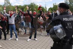 3. Liga - FC Ingolstadt 04 - TSV 1860 München - Spieler gehen zu den Fans die vor dem Stadion waren, Tumult. Polizei, Jubel zum Sieg