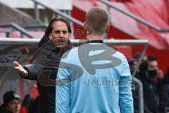 2.BL; FC Ingolstadt 04 - Hannover 96; Cheftrainer Rüdiger Rehm (FCI) beschwert sich beim Linienrichter
