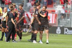 3. Liga - Saison 2025/26 - Energie Cottbus - FC Ingolstadt 04  - Ablatschen nach dem Spiel - Julian Kügel (Nr.29 - FC Ingolstadt 04) - Max Besuschkow (Nr.17 - FC Ingolstadt 04) - Simon Lorenz (Nr.32 - FC Ingolstadt 04) - Co Tr.Talententw. /Übergangsbereic