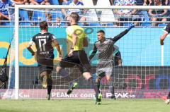 2.BL; SV Darmstadt 98 - FC Ingolstadt 04 - Torwart Fabijan Buntic (24, FCI) Anweisungen, Michael Heinloth (17, FCI)