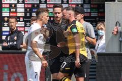 2.BL; Dynamo Dresden - FC Ingolstadt 04, Schiedsrichter schlichtet Streit zwischen Dennis Eckert Ayensa (7, FCI) Schröter Morris (17 DD) und rechts Cheftrainer Roberto Pätzold (FCI)