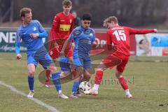 Kreisliga - Saison 2024/25- SV Hundszell - TSV Kösching-  - Felix Glossner rot Kösching - Saber Novroze  blau Hundszell - Foto: Meyer Jürgen