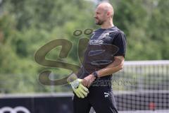 2. Bundesliga - FC Ingolstadt 04 - Trainingsauftakt mit neuem Trainerteam - dehnt sich, Torwart-Trainer Robert Wulnikowski (FCI)