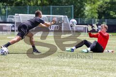 Bayernliga Süd - Saison 2022/2023 - FC Ingolstadt 04 II -  Trainingsauftakt - Torwarttrainer Krystian Kalinowski - Julian Bock rechts - Foto: Meyer Jürgen