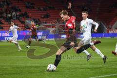 3. Liga; FC Ingolstadt 04 - Hallescher FC; Torschuss Calvin Brackelmann (17, FCI) Damer Leon (7 Halle)