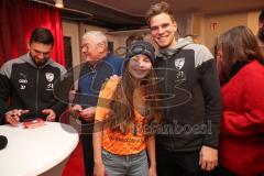 2024_1_16 - 3. Liga - Saison 2023/24 - Fantreffen - FC Ingolstadt 04 -  - beim Selfie machen mit einem Fan - Simon Lorenz (Nr.32 - FC Ingolstadt 04) - Foto: Meyer Jürgen