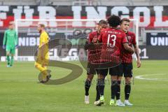 Relegation 1 - FC Ingolstadt 04 - VfL Osnabrück - Sieg 3:0 Spiel ist aus, Caniggia Ginola Elva (14, FCI) Francisco Da Silva Caiuby (13, FCI) Dennis Eckert Ayensa (7, FCI) gratulieren sich