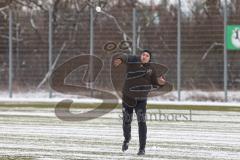 3. Liga - Saison 2025/26 - FC Ingolstadt 04 - Trainingsauftakt nach der Winterpause - Co-Trainer Patrick Schönfeld (FCI) wirft einen Schneeball - XXXXX - Foto: Meyer Jürgen