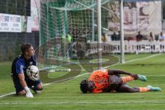 Toto-Pokal; SV Hutthurm - FC Ingolstadt 04; Torwart Joseph Breinbauer (1 SVH) Zweikampf Kampf um den Ball mit Michael Udebuluzor (44, FCI) an der Linie