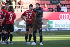 3. Liga; FC Ingolstadt 04 - Borussia Dortmund II; Niederlage, hängende Köpfe Cheftrainer Guerino Capretti (FCI) tröstet Pascal Testroet (37, FCI)