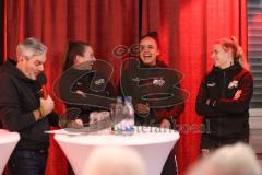 2024_1_16 - 3. Liga - Saison 2023/24 - Fantreffen - FC Ingolstadt 04 -  - Anna-Lena Fritz (Nr.19 - FC Ingolstadt Frauen) links - Samantha Stiglmaier (Nr.27 - FC Ingolstadt Frauen) - Lisa Ebert (Nr.10 - FC Ingolstadt Frauen) rechts - Foto: Meyer Jürgen