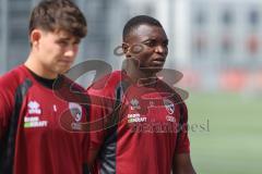 3. Liga; FC Ingolstadt 04 - Trainingsauftakt nach Sommerpause; Obed Ugondu (17, FCI) Torwart Markus Ponath (1, FCI)