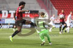 3. Liga - FC Ingolstadt 04 - 1. FC Saarbrücken - Torwart Batz Daniel (1 SB) kommt Francisco Da Silva Caiuby (13, FCI) zuvor