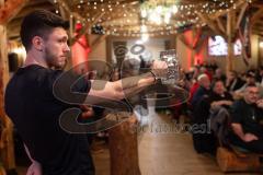 3. Liga; FC Ingolstadt 04 - Fantreffen im Sport-Treff Senners Alm, volles Haus; Maskrugstemmen, Linus Rosenlöcher (19, FCI) gibt die Ausgangszeit vor