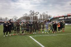 3. Liga; SC Verl - FC Ingolstadt 04; nach dem Spiel Sieg Jubel Freude; Spieler bedanken sich bei den mitgereisten Fans