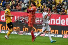 3.Liga - Saison 2022/2023 - Dynamo Dresden - FC Ingolstadt 04 - Torwart Stefan Drljaca (Nr.23 - Dynamo Dresden) - Pascal Testroet (Nr.37 - FCI) kommt zu spät und ärgert sich - Foto: Meyer Jürgen