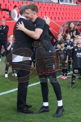 3. Liga - Saison 2024/25 - FC Ingolstadt 04 - SV Wehen Wiesbaden - Verabschiedung  - Geschäftsführer Sport und Kommunikation Dietmar Beiersdorfer (FCI) - Torwart Pelle Boevink (Nr.26 - FCI) - Foto: Meyer Jürgen