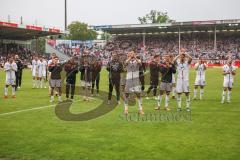 3. Liga; Energie Cottbus - FC Ingolstadt 04; Spiel ist aus, Ingolstadt gewinnt 1:4, Spieler bedanken sich bei den Fans Lukas Fröde (34, FCI) Pascal Testroet (37, FCI) Marcel Costly (22, FCI)
