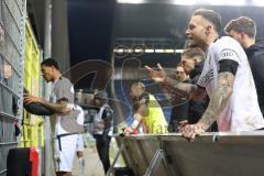 3. Liga; SV Waldhof Mannheim - FC Ingolstadt 04; Spieler bei den Fans, Niederlage, hängende Köpfe, Diskussion mit Fans, Spieler fordern mehr für die jungen Mitspieler, Justin Butler (31, FCI) Patrick Schmidt (9, FCI)