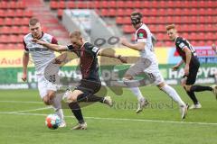 2.BL; FC Ingolstadt 04 - SG Dynamo Dresden; Angriff Schuß vorbei, Maximilian Beister (11, FCI) Ehlers Kevin (39 Dresden) Sollbauer Michael (21 Dresden) Christian Gebauer (22, FCI)