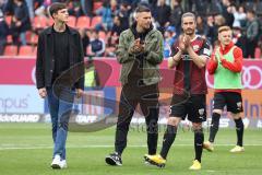 2. Fußball-Liga - Saison 2021/2022 - FC Ingolstadt 04 - Hamburger SV - Merlin Röhl (#34 FCI) - Fabian Buntic Torwart (#24 FCI) - Jonathan Kotzke (#25 FCI) - bedanken sich bei den Fans - Foto: Meyer Jürgen