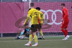 Bayernliga Süd - Saison 2022/2023 - FC Ingolstadt 04 - SV Kirchanschöring - Torwart Markus  Ponath (Nr.40 - FCI) hält den Ball sicher - Lobendank David #18 gelb Kirchanschöring - Foto: Meyer Jürgen